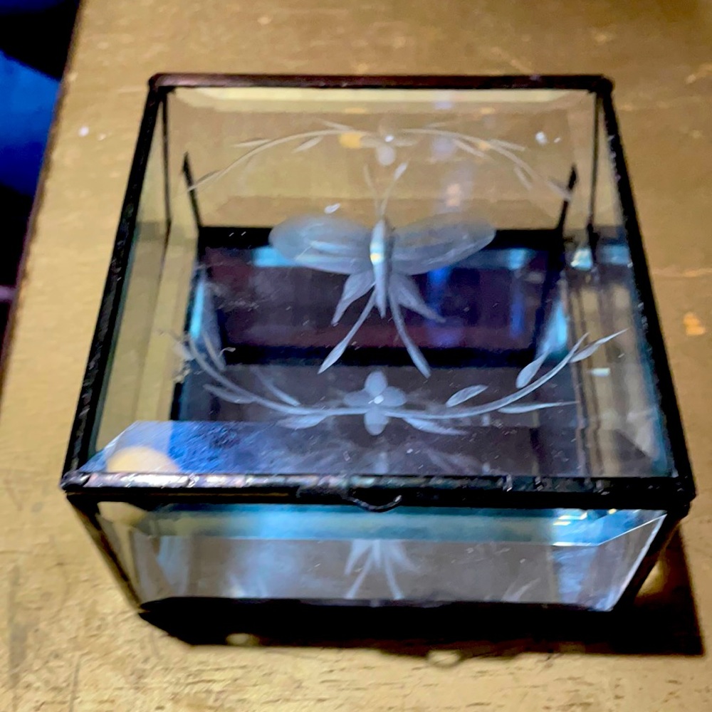 Glass trinket box